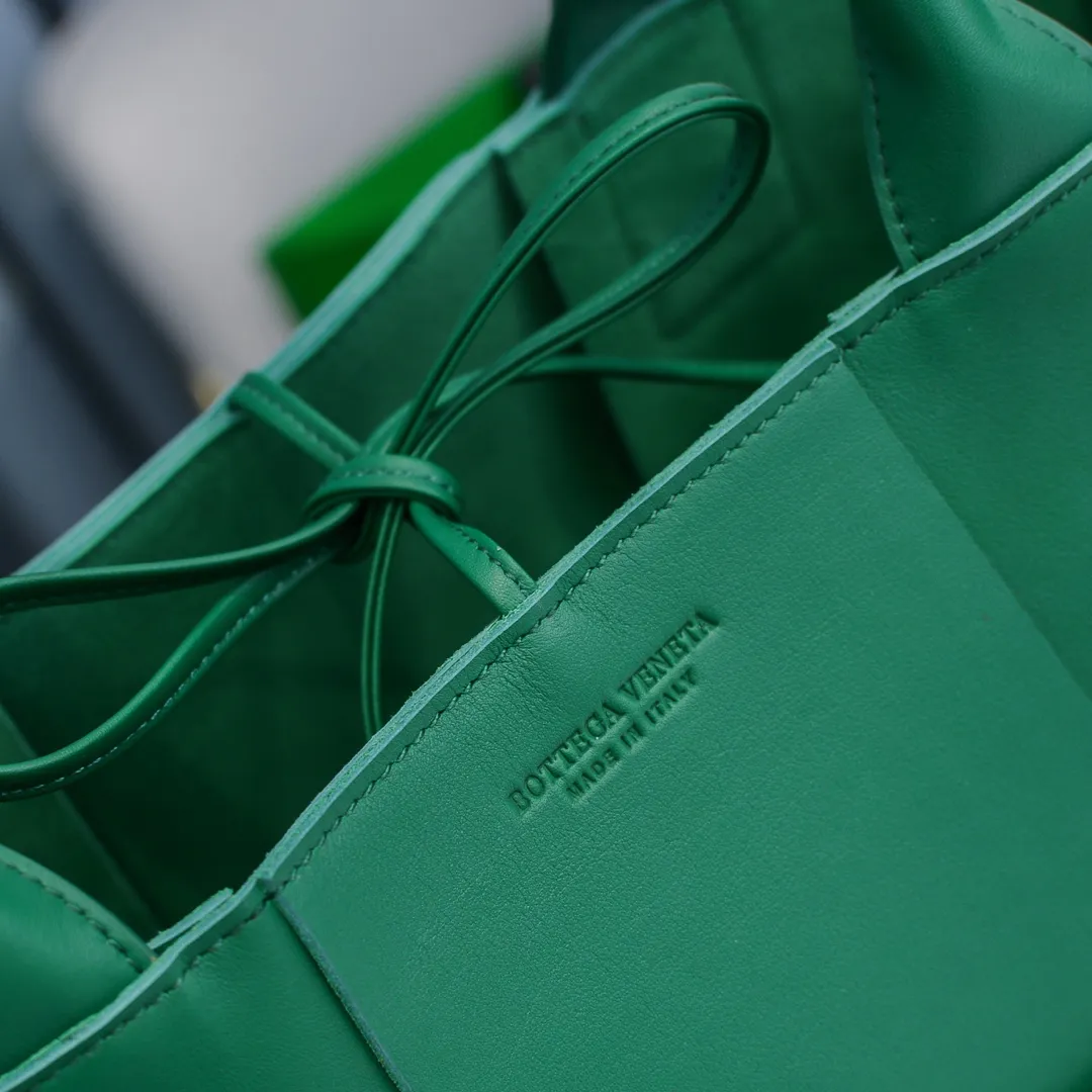 Batch 1860 BottegaVeneta# 🧷Early autumn SLIP tote handbag, the oversized woven design really makes it a huge gap from ordinary tote bags 🔗🔗The interior is matched with a leather system ⛓Daniel Lee leads the brand gene to continue to evolve with fresh inspiration🧬🧬 Showing the balance between luxury and reality👉Wild green Size: 36*24*12【9892#】